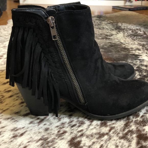 Adorable black fringe heeled booties - Picture 2 of 5